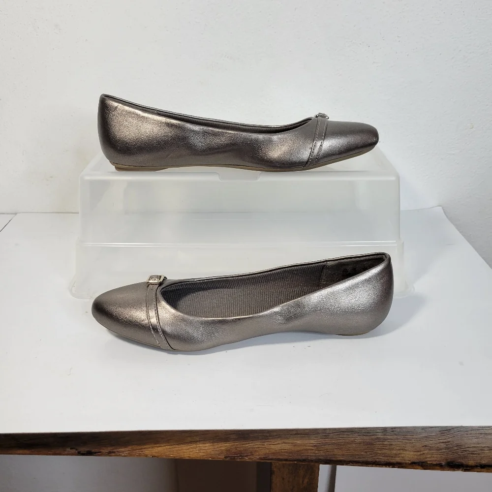 Womans Dr. Scholls Ballet Flats Pewter/Silver Size 6 Buckel Detail Pointy toe - Picture 4 of 10